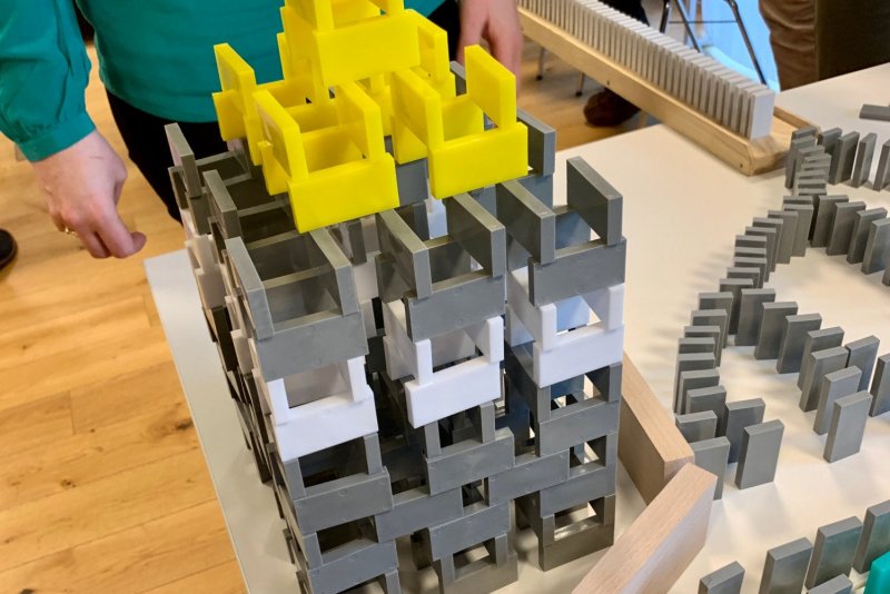 Beeindruckende Dominostrecke kurz vor dem finalen Ablauf der Kettenreaktion